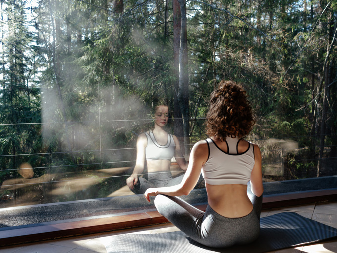 Kvinne som gjør yogaøvelse